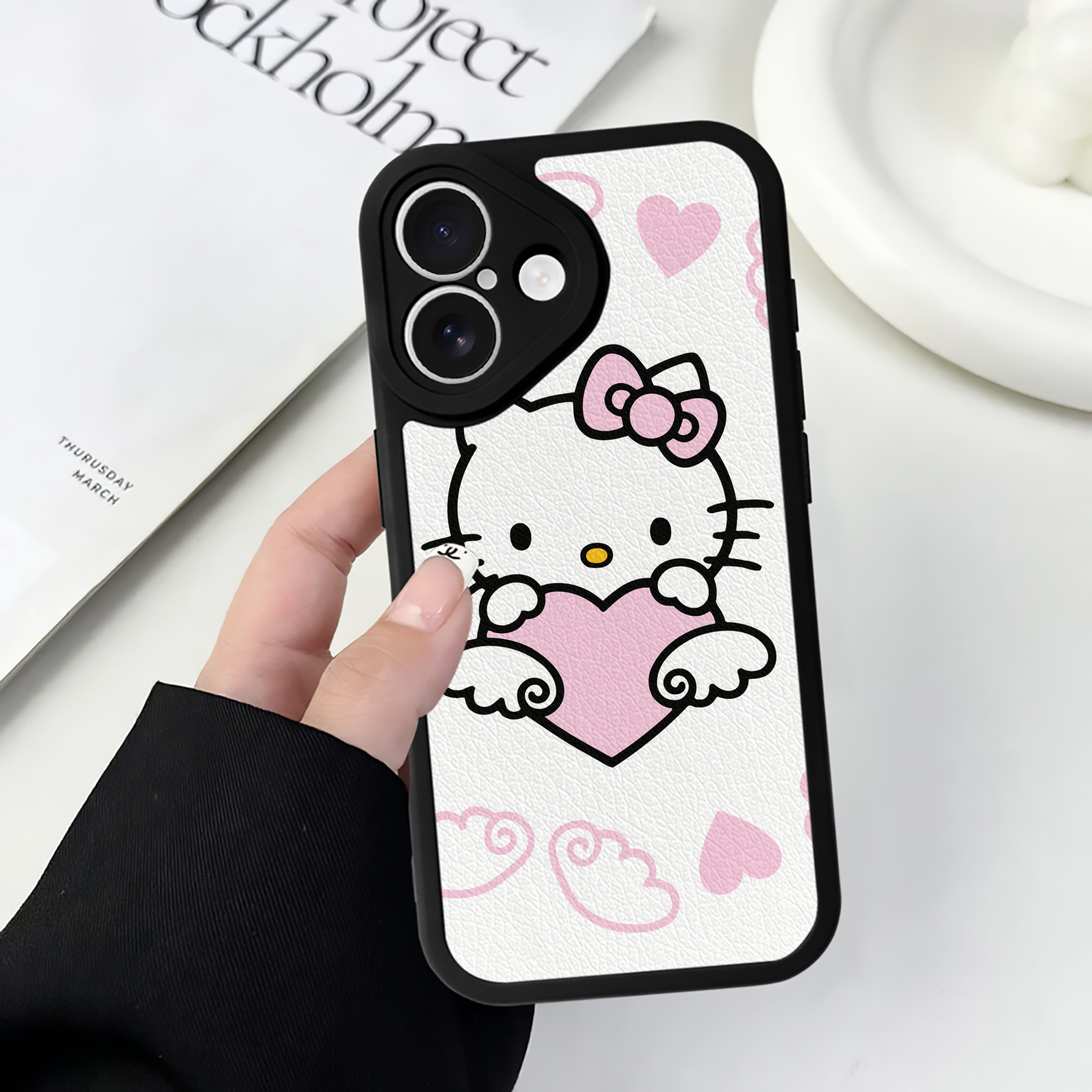 （画像用） Hello Kitty ハローキティ 【iPhone 16シリーズ対応】シリコンスマホケース（レザー調） 材質：シリコン